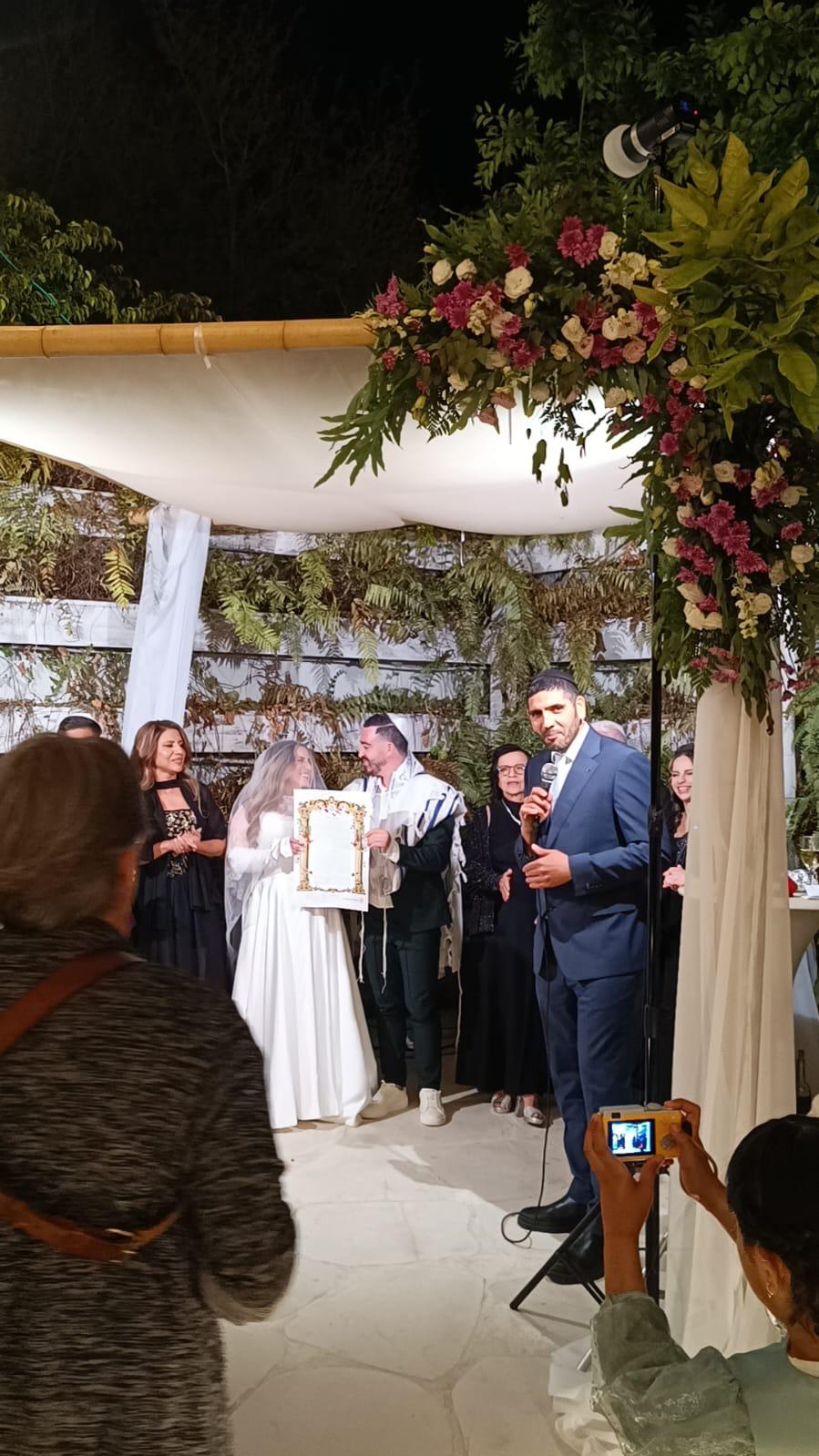 הרב חיים חורי מברך את הזוג תחת החופה