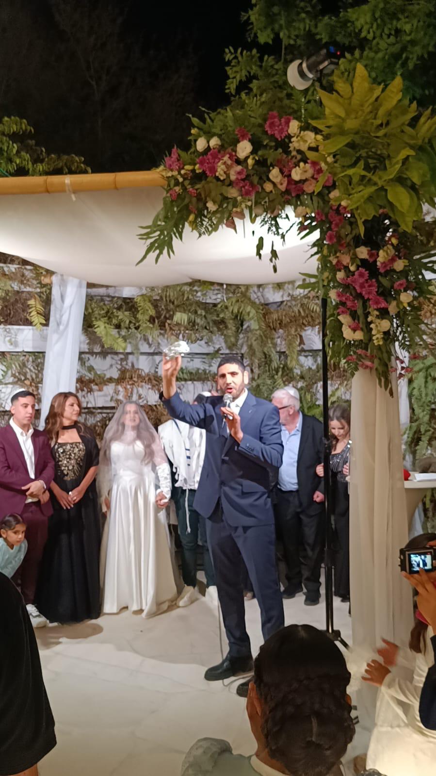 רגע שבירת הכוס בחופה