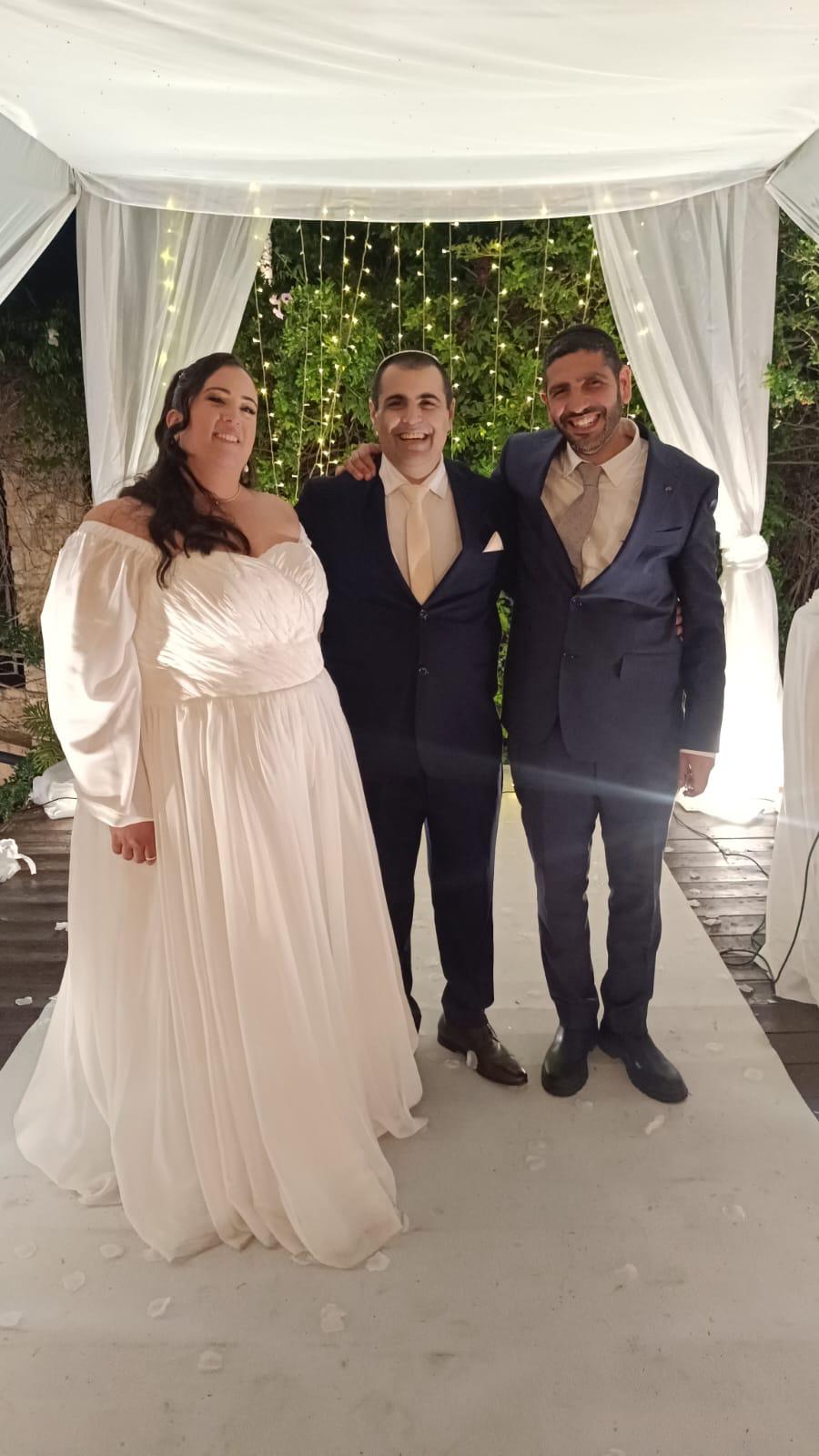 זוג מאושר עם הרב חיים חורי